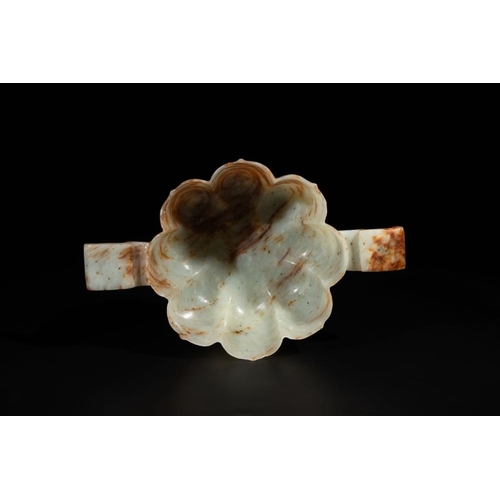 100 - A Chinese celadon and russet jade wedding cup, 18th C.L.: 19 cm - H.: 5,9 cm Weight: 316 gramsThe ab... 