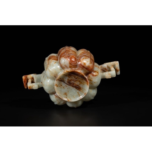 100 - A Chinese celadon and russet jade wedding cup, 18th C.L.: 19 cm - H.: 5,9 cm Weight: 316 gramsThe ab... 