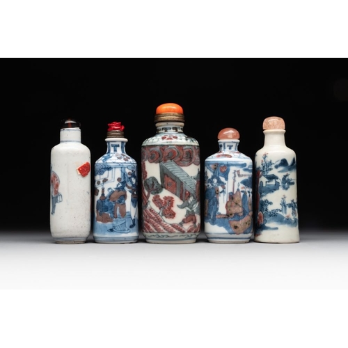 13 - Five Chinese blue, white and copper-red snuff bottles, 19/20th C.H.: 9,5 cm (the tallest incl. stopp... 