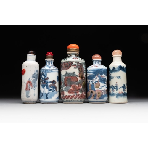 13 - Five Chinese blue, white and copper-red snuff bottles, 19/20th C.H.: 9,5 cm (the tallest incl. stopp... 