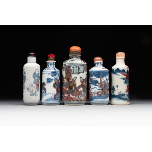 13 - Five Chinese blue, white and copper-red snuff bottles, 19/20th C.H.: 9,5 cm (the tallest incl. stopp... 