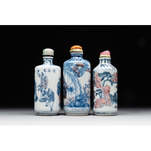 15 - Three Chinese blue, white and copper-red snuff bottles, 19/20th C.H.: 9,9 cm (the tallest incl. stop... 