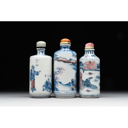 15 - Three Chinese blue, white and copper-red snuff bottles, 19/20th C.H.: 9,9 cm (the tallest incl. stop... 