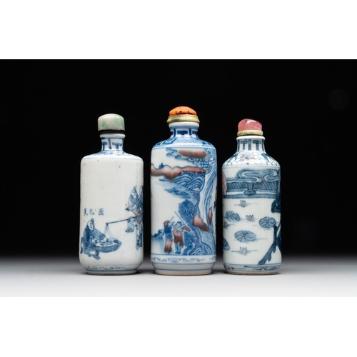 15 - Three Chinese blue, white and copper-red snuff bottles, 19/20th C.H.: 9,9 cm (the tallest incl. stop... 