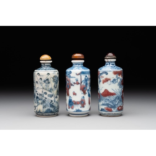 17 - Three Chinese blue, white and copper-red snuff bottles, 19th C.H.: 8,5 cm (the tallest incl. stopper... 