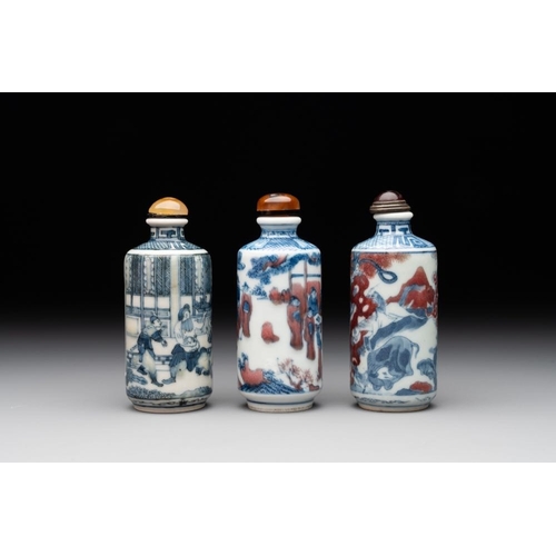 17 - Three Chinese blue, white and copper-red snuff bottles, 19th C.H.: 8,5 cm (the tallest incl. stopper... 