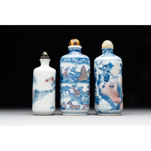 19 - Three Chinese blue, white and copper-red snuff bottles, Yongzheng mark, 19/20th C.H.: 10 cm (the tal... 