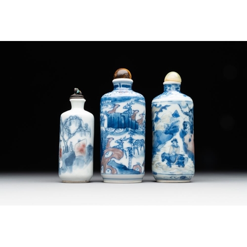 19 - Three Chinese blue, white and copper-red snuff bottles, Yongzheng mark, 19/20th C.H.: 10 cm (the tal... 