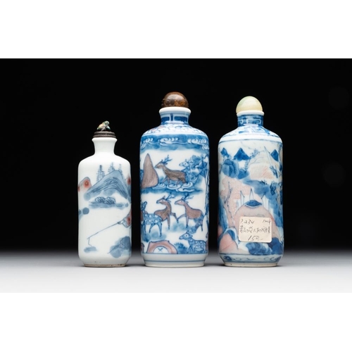 19 - Three Chinese blue, white and copper-red snuff bottles, Yongzheng mark, 19/20th C.H.: 10 cm (the tal... 