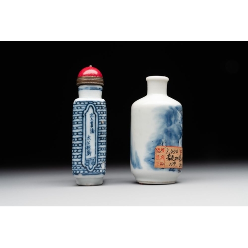 21 - Two Chinese blue, white and copper-red snuff bottles, Chenghua mark, 19/20th C.H.: 7,7 cm (the talle... 