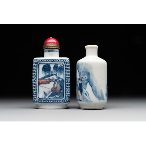 21 - Two Chinese blue, white and copper-red snuff bottles, Chenghua mark, 19/20th C.H.: 7,7 cm (the talle... 