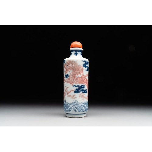 27 - A Chinese blue, white and copper-red 'dragon' snuff bottle, 19th C.H.: 9 cm (incl. stopper)The absen... 