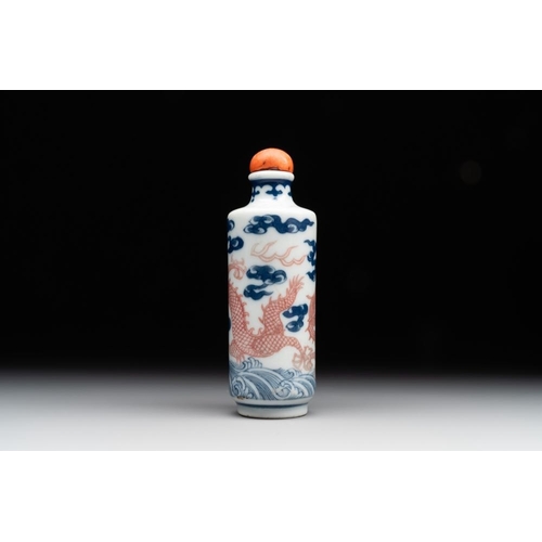 27 - A Chinese blue, white and copper-red 'dragon' snuff bottle, 19th C.H.: 9 cm (incl. stopper)The absen... 