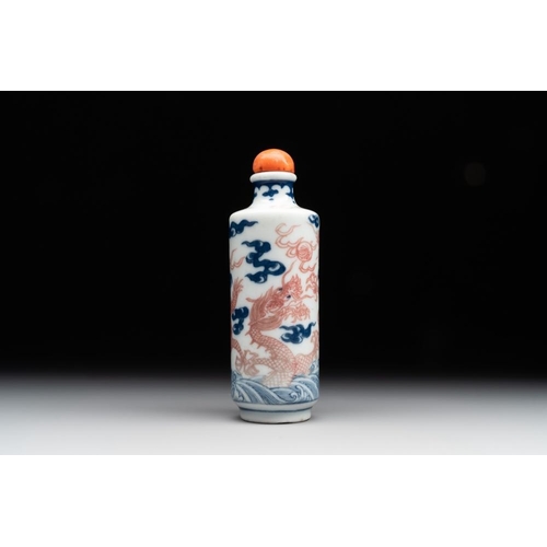 27 - A Chinese blue, white and copper-red 'dragon' snuff bottle, 19th C.H.: 9 cm (incl. stopper)The absen... 