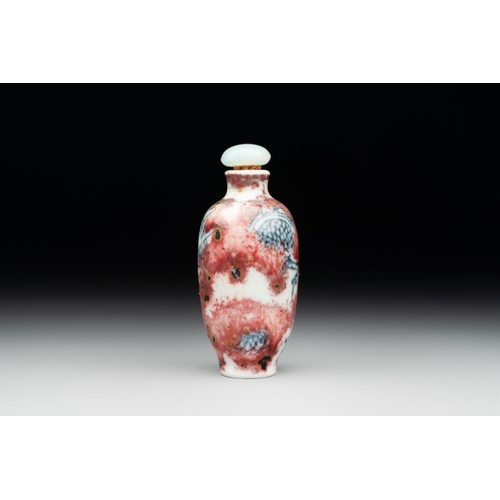 28 - A Chinese blue, white and copper-red 'dragon' snuff bottle, Chenghua mark, 18th C.H.: 6,3 cm (incl. ... 