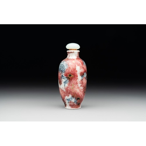 28 - A Chinese blue, white and copper-red 'dragon' snuff bottle, Chenghua mark, 18th C.H.: 6,3 cm (incl. ... 