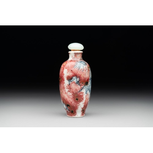 28 - A Chinese blue, white and copper-red 'dragon' snuff bottle, Chenghua mark, 18th C.H.: 6,3 cm (incl. ... 