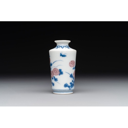 29 - A Chinese blue, white and copper-red snuff bottle, Qing Feng mark, 18th C.H.: 6,5 cmThe absence of a... 