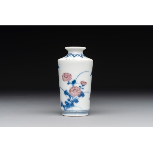 29 - A Chinese blue, white and copper-red snuff bottle, Qing Feng mark, 18th C.H.: 6,5 cmThe absence of a... 