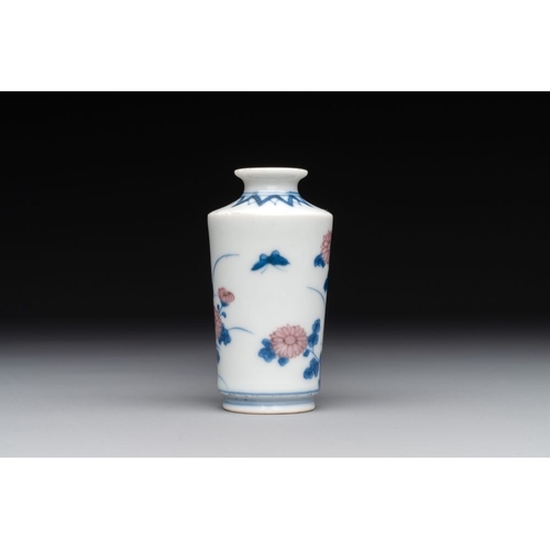 29 - A Chinese blue, white and copper-red snuff bottle, Qing Feng mark, 18th C.H.: 6,5 cmThe absence of a... 