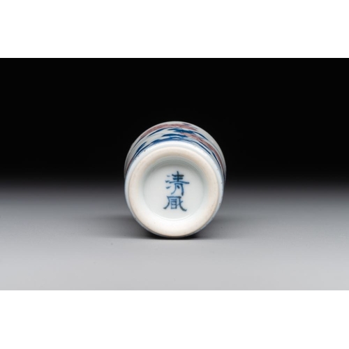 29 - A Chinese blue, white and copper-red snuff bottle, Qing Feng mark, 18th C.H.: 6,5 cmThe absence of a... 