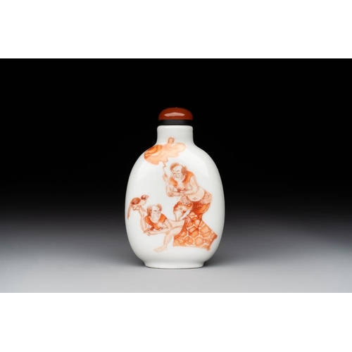 3 - A fine Chinese iron-red 'Zhongkui' snuff bottle, 19th C.H.: 7,2 cm (incl. stopper)The absence of a c... 