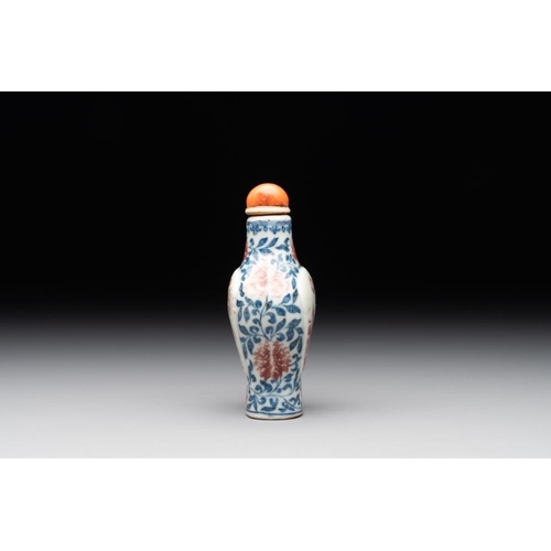 30 - A Chinese blue, white and copper-red snuff 'deer' bottle, Yongzheng mark and of the periodH.: 8,4 cm... 