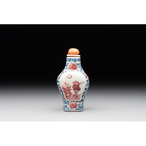 30 - A Chinese blue, white and copper-red snuff 'deer' bottle, Yongzheng mark and of the periodH.: 8,4 cm... 