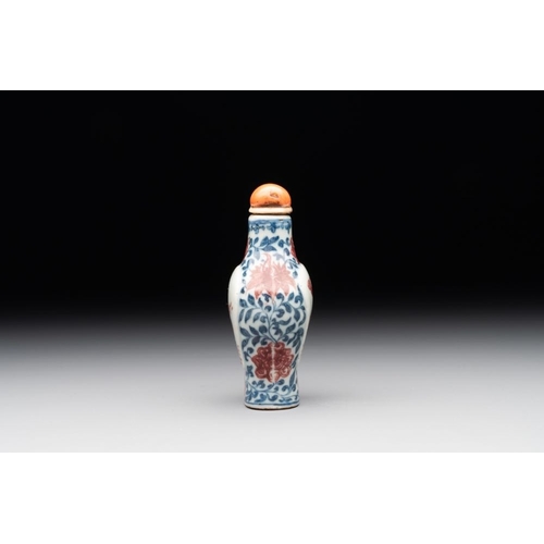 30 - A Chinese blue, white and copper-red snuff 'deer' bottle, Yongzheng mark and of the periodH.: 8,4 cm... 