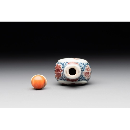 30 - A Chinese blue, white and copper-red snuff 'deer' bottle, Yongzheng mark and of the periodH.: 8,4 cm... 