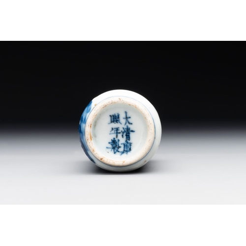 32 - A Chinese blue, white and copper-red 'warriors' snuff bottle, Kangxi mark, 19th C.H.: 8,6 cm (incl. ... 