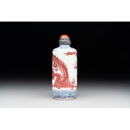 35 - A Chinese blue, white and copper-red snuff bottle with a dragon, dragon mark, 19th C.H.: 9,2 cm (inc... 