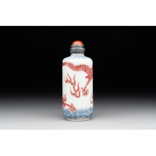 35 - A Chinese blue, white and copper-red snuff bottle with a dragon, dragon mark, 19th C.H.: 9,2 cm (inc... 