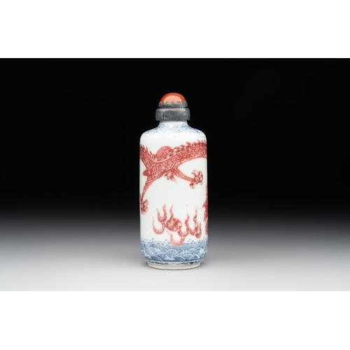 35 - A Chinese blue, white and copper-red snuff bottle with a dragon, dragon mark, 19th C.H.: 9,2 cm (inc... 