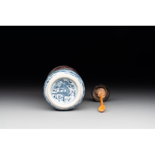 35 - A Chinese blue, white and copper-red snuff bottle with a dragon, dragon mark, 19th C.H.: 9,2 cm (inc... 