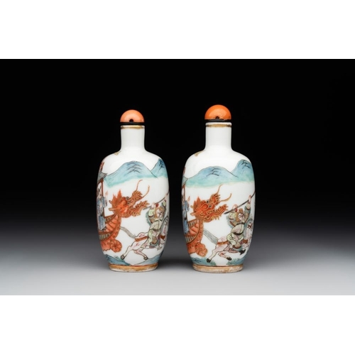 38 - A pair of fine Chinese famille rose 'dragon boat' snuff bottles, 19th C.H.: 7,5 cm (incl. stopper)Th... 