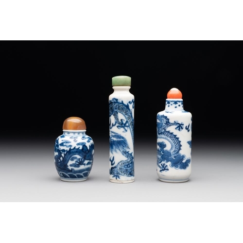 39 - Three Chinese blue and white 'dragon' snuff bottles, 19th C.H.: 9,2 cm (the tallest incl. stopper)Th... 