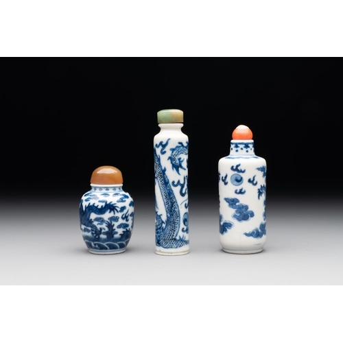 39 - Three Chinese blue and white 'dragon' snuff bottles, 19th C.H.: 9,2 cm (the tallest incl. stopper)Th... 