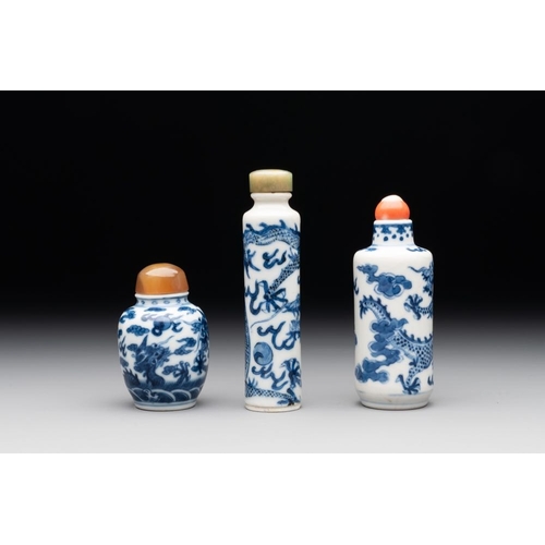 39 - Three Chinese blue and white 'dragon' snuff bottles, 19th C.H.: 9,2 cm (the tallest incl. stopper)Th... 