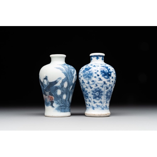 41 - Two Chinese blue, white and copper-red snuff bottles, Yongzheng mark, 18/19th C.H.: 6,9 cmThe absenc... 