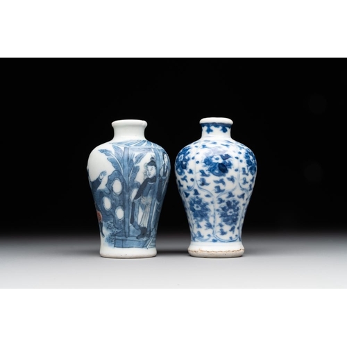 41 - Two Chinese blue, white and copper-red snuff bottles, Yongzheng mark, 18/19th C.H.: 6,9 cmThe absenc... 