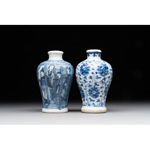 41 - Two Chinese blue, white and copper-red snuff bottles, Yongzheng mark, 18/19th C.H.: 6,9 cmThe absenc... 