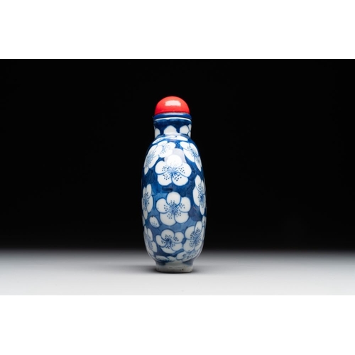 42 - A large Chinese blue and white 'prunus on cracked ice' snuff bottle, Chenghua mark, 18/19th C.H.: 11... 