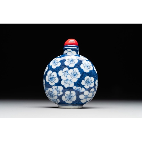 42 - A large Chinese blue and white 'prunus on cracked ice' snuff bottle, Chenghua mark, 18/19th C.H.: 11... 