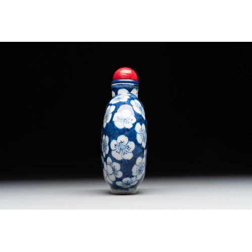 42 - A large Chinese blue and white 'prunus on cracked ice' snuff bottle, Chenghua mark, 18/19th C.H.: 11... 