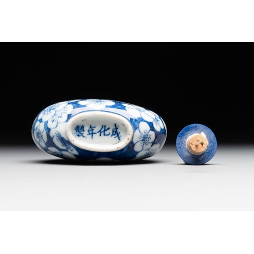 42 - A large Chinese blue and white 'prunus on cracked ice' snuff bottle, Chenghua mark, 18/19th C.H.: 11... 