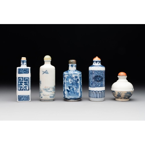 47 - Five Chinese blue, white, copper-red and ge-type snuff bottles, Xuande, Yongzheng and Wan Yu ç©ç ... 