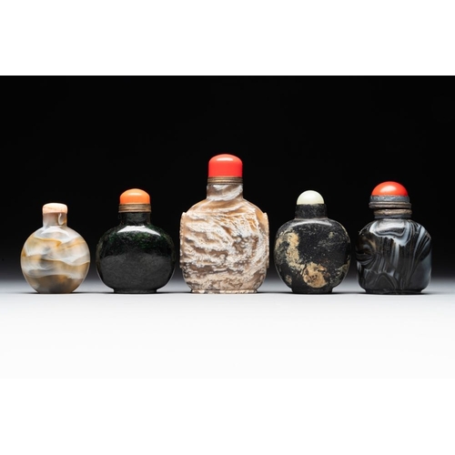 49 - Five Chinese hardstone and glass snuff bottles, 19/20th C.H.: 9,9 cm (the tallest incl. stopper)The ... 