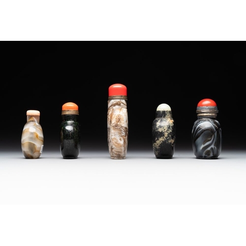 49 - Five Chinese hardstone and glass snuff bottles, 19/20th C.H.: 9,9 cm (the tallest incl. stopper)The ... 