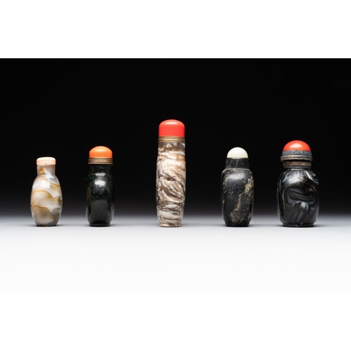 49 - Five Chinese hardstone and glass snuff bottles, 19/20th C.H.: 9,9 cm (the tallest incl. stopper)The ... 